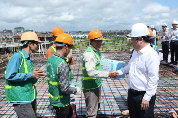 Chào mừng Quốc khánh 2-9: Bộ trưởng Trịnh Đình Dũng thăm công trường thi công nhà ở xã hội Đặng Xá giai đoạn 3